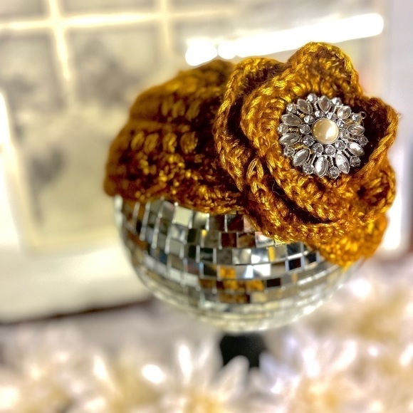 GOLDEN CROCHETED HAT AND FINGERLESS GLOVES SET - Picture 3 of 7